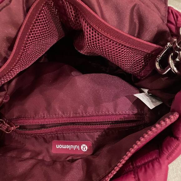 Lululemon athletica Quilted Grid Tote Bag Mini 5L- Burgundy - Picture 4 of 5